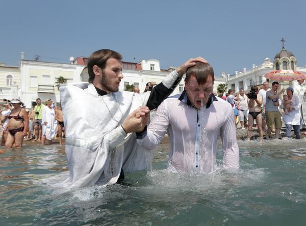 Массовые крещения в Ялте в День крещения Руси