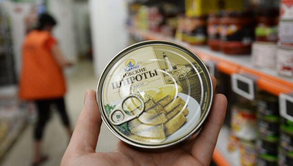 Консервы Рижские шпроты в масле в супермаркете в Москве