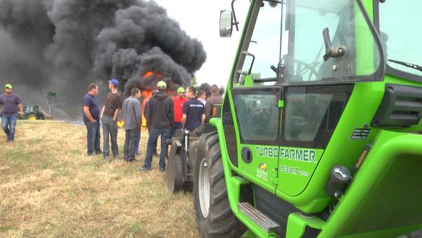 Французские фермеры жгли шины у перекрытой в знак протеста дороги в Германию