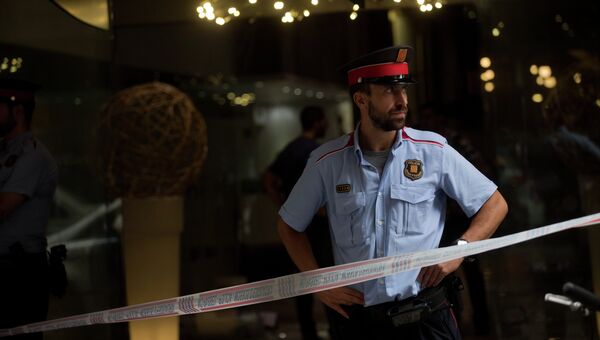 Сотрудник полиции на месте стрельбы неподалеку от отеля в центре Барселоны