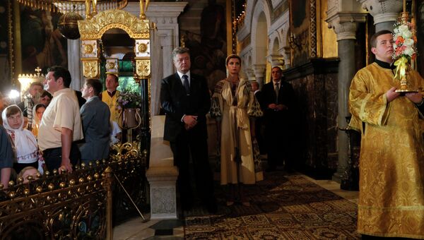 Президент Украины Петр Порошенко с супругой Мариной во Владимирском соборе в Киеве. 28 июля 2015