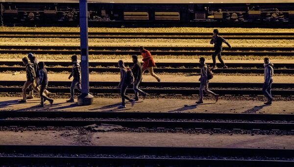 Мигранты возле терминала Евротуннеля во французском городе Кале. Архивное фото
