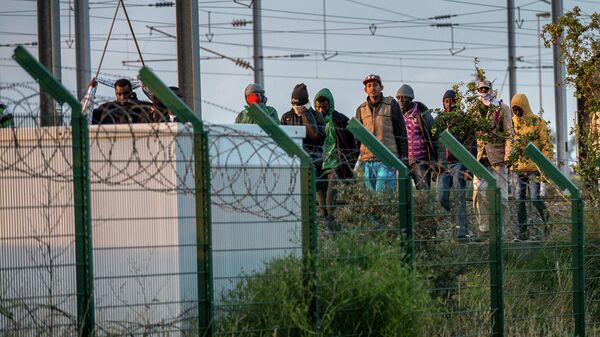 Мигранты возле терминала Евротуннеля во французском городе Кале. Архивное фото