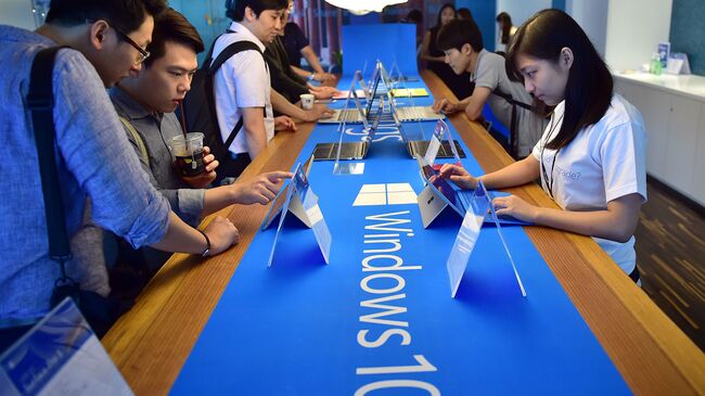 Пользователи тестируют операционную систему Windows 10 во время старта продаж в Сеуле. 29 июля 2015