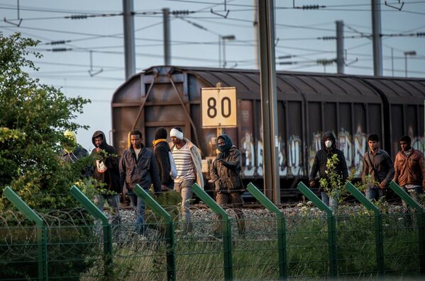 Мигранты на железнодорожных путях Евротуннеля на севере Франции