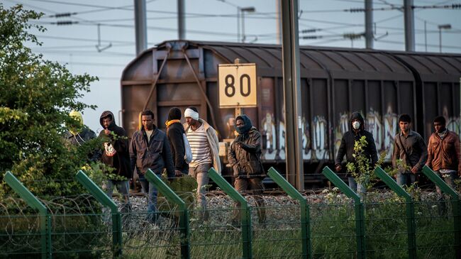 Мигранты на железнодорожных путях Евротуннеля на севере Франции