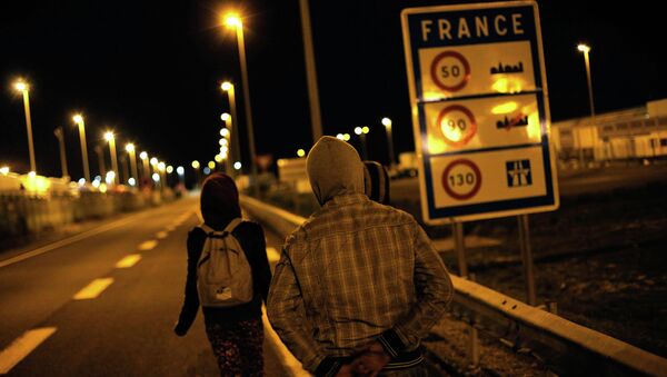 Мигранты на автомобильной дороге недалеко от Евротуннеля в городе Кале. Архивное фото