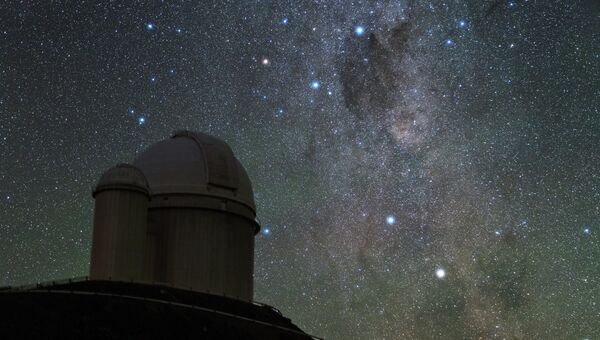 Новая звезда V1369 в созвездии Центавра на фоне телескопа в Ла-Силле