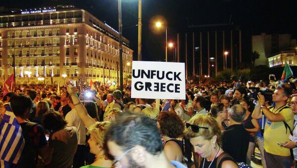 Жители Афин - противники реформ празднуют победу после объявления результатов референдума