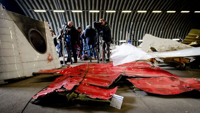 Обломки самолета Boeing 777 в ангаре на авиабазе Gilze-Rijen, Нидерланды