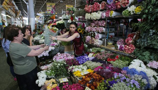 Продажа цветов на Рижском рынке в Москве. Архивное фото
