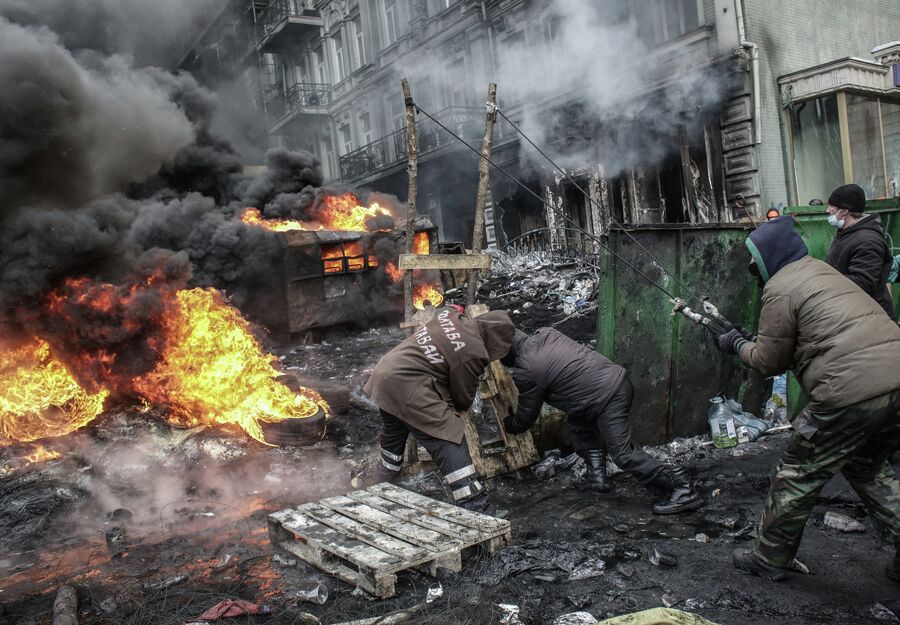 Митингующие во время столкновений с сотрудниками правоохранительных органов на улице Грушевского в Киеве