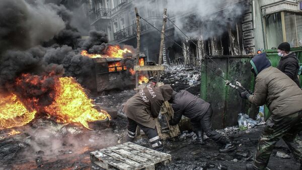 Митингующие во время столкновений с сотрудниками правоохранительных органов на улице Грушевского в Киеве. Архивное фото