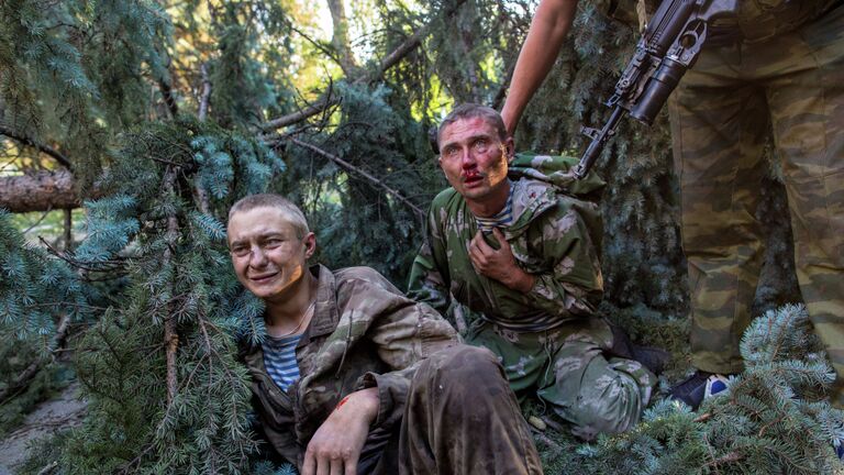 Раненые украинские десантники, взятые в плен в ходе боя за город Шахтерск