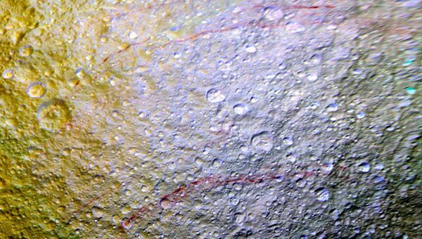 Красные полосы на луне Сатурна Тефии