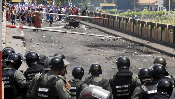 Столкновения между солдатами Национальной гвардии Венесуэлы и нелегальными торговцами из Колумбии на границе стран