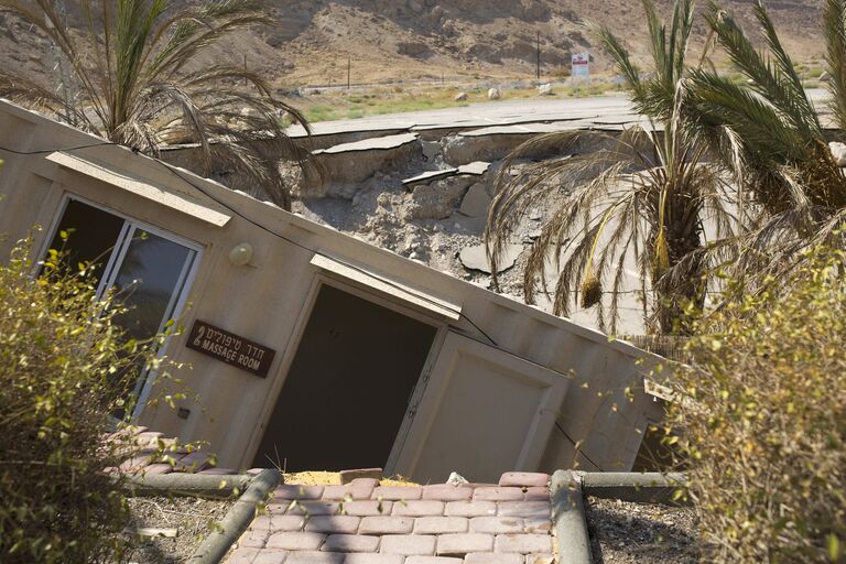 Провалившееся под землю здание туристического центра возле Мертвого моря