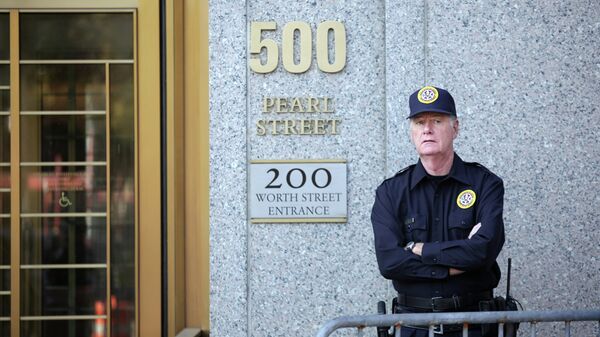 Охранник возле здания окружного суда США