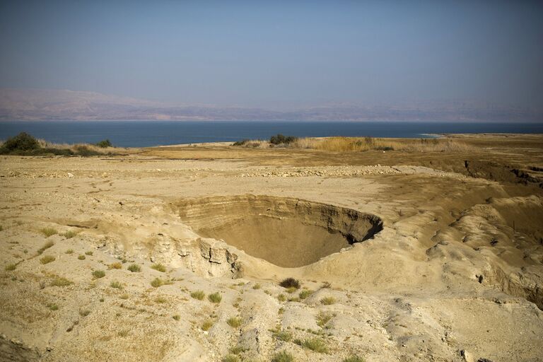 Провал на берегу Мертвого моря