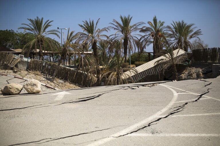 Заброшенный туристический центр возле Мертвого моря