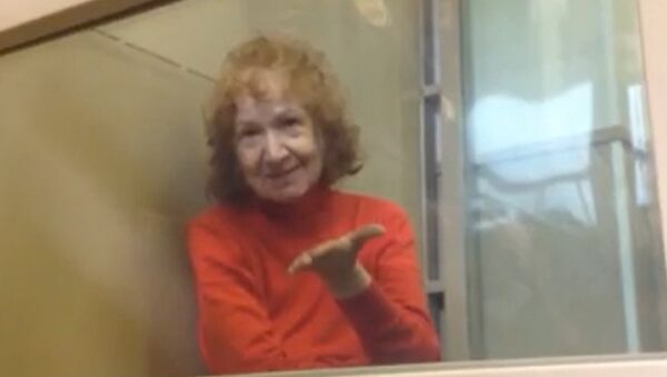 Подозреваемая в убийстве пенсионерка послала воздушный поцелуй в суде