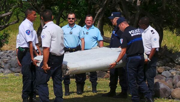 Обломки самолета, найденные на острове Реюньон. Архив