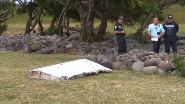Эксперты на Реюньоне осмотрели обломок, похожий на фрагмент пропавшего MH370