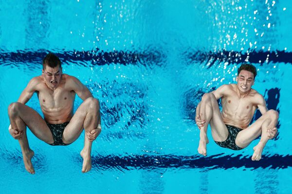 Домоник Бедггуд и Джеймс Коннор на соревнованиях по синхронным прыжкам в воду на Чемпионате мира FINA 2015