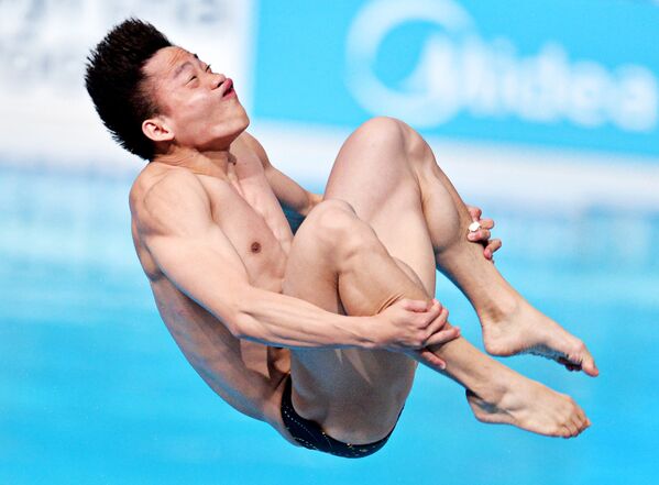 Чао Хе (Китай) во время соревнований по прыжкам в воду на Чемпионате мира FINA 2015