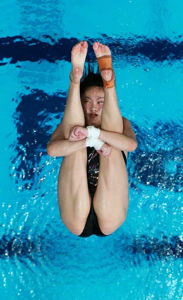 Руолинь Чэнь (КНР) в соревнованиях по синхронным прыжкам в воду  на Чемпионате мира FINA 2015