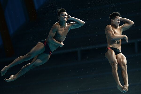 Колумбийские спортсмены во время соревнованиях по синхронным прыжкам в воду на Чемпионате мира FINA 2015