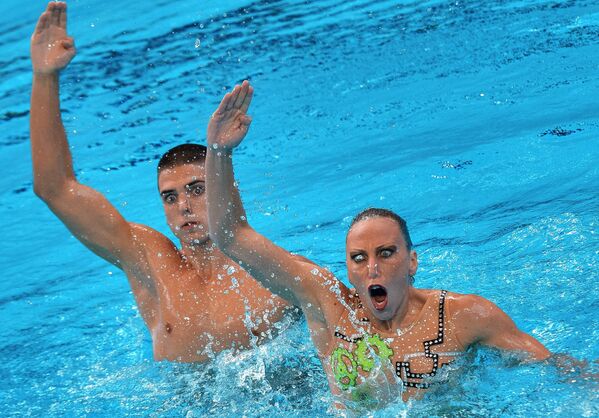 Манила Фламини и Джорджио Минисини (Италия) во время соревнований по синхронному плаванию среди смешанных дуэтов