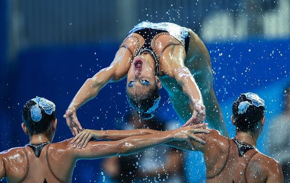 Спортсменки сборной Испании выступают с произвольной программой в комбинации на соревнованиях по синхронному плаванию XVI чемпионата мира по водным видам спорта в Казани