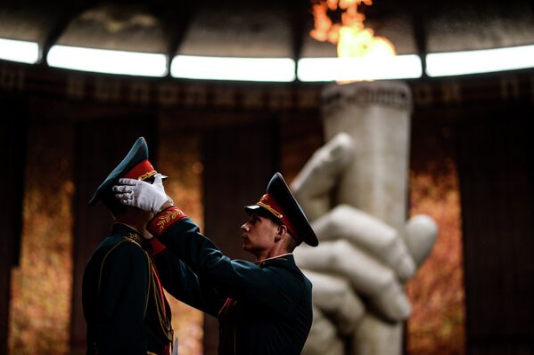 Военнослужащие почетного караула у Вечного огня в Зале воинской славы на Мамаевом кургане в Волгограде
