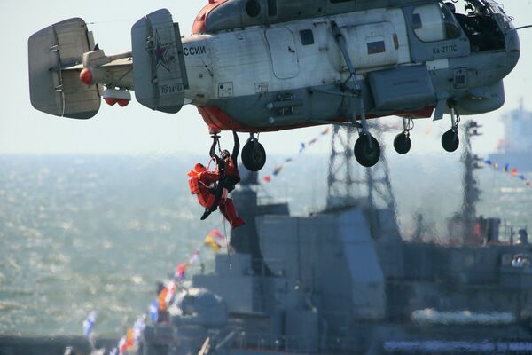 Морской поисково-спасательный вертолет Ка-27ПС во время генеральной репетиции парада, посвященного Дню Военно-морского флота РФ