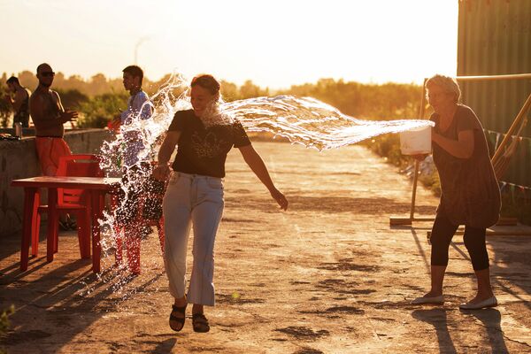 Обливание водой на празднике Ивана Купалы в селе Ново-Покровка в селе Ново-Покровка недалеко от Бишкека