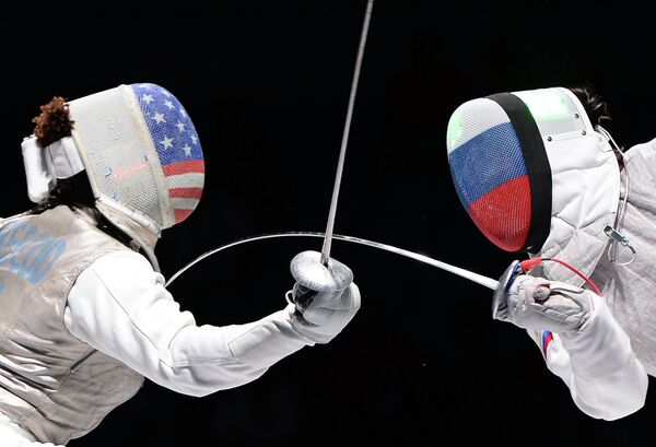 Нзинга Прескод и Аида Шанаева в полуфинальном поединке на соревнованиях среди женщин по фехтованию на рапирах на чемпионате мира в Москве