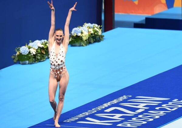 Светлана Ромашина выступает с технической программой в соревнованиях по синхронному плаванию на XVI чемпионате мира по водным видам спорта в Казани