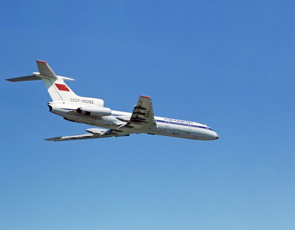 Самолет Ту-154 в полете