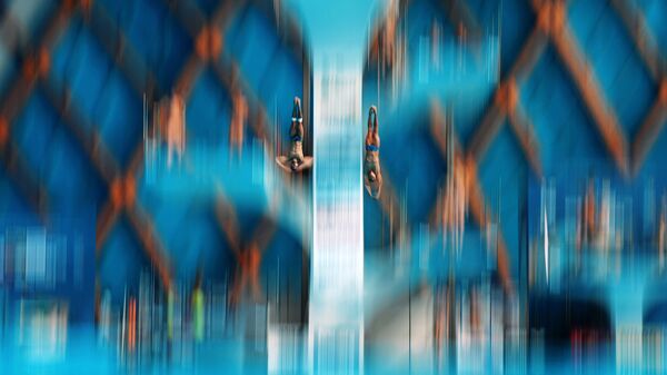 Спортсмены на разминке перед соревнованиями по синхронным прыжкам в воду на XVI чемпионате мира по водным видам спорта в Казани