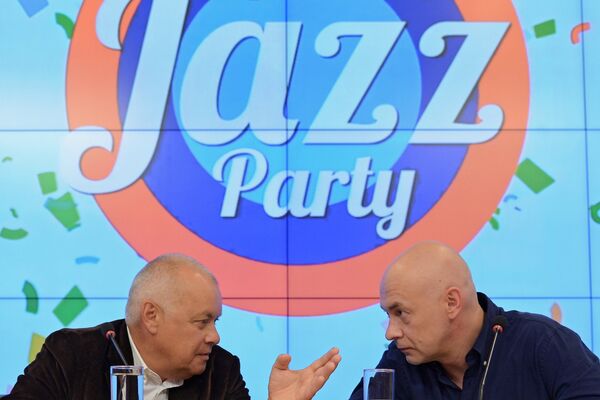 Генеральный директор МИА Россия сегодня Дмитрий Киселев и арт-директор Международного фестиваля Koktebel Jazz Party Михаил Иконников