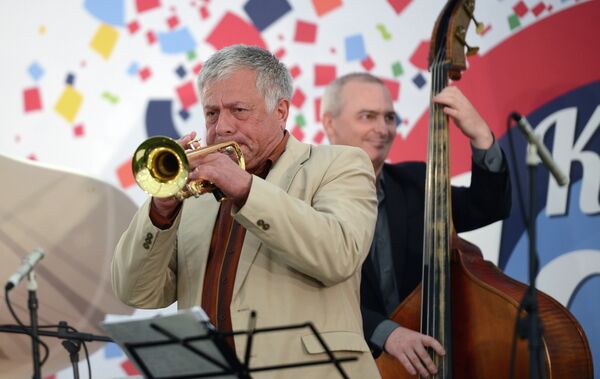 Музыкант Виктор Арзу Гусейнов выступает на фестивале Koktebel Jazz Party