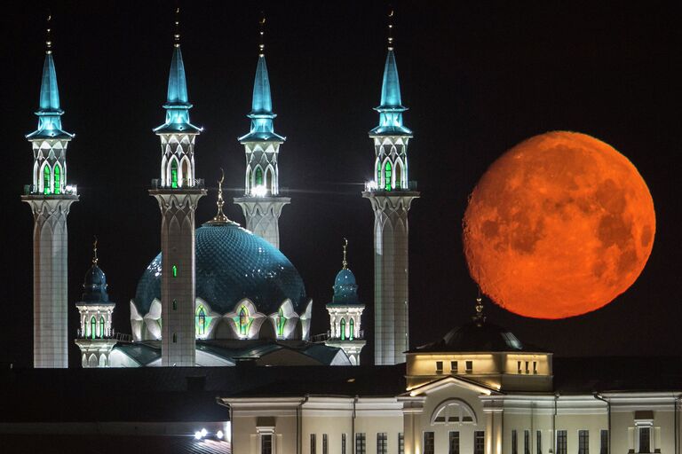 Полная луна над Казанским кремлем