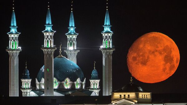 Полная луна над Казанским кремлем. Архивное фото