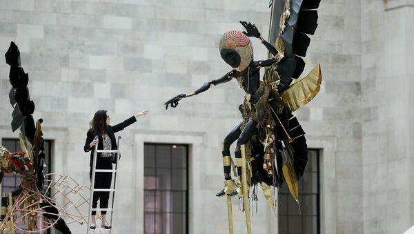 Сотрудница музея со скульптурой в Британском музее в Лондоне. Архивное фото