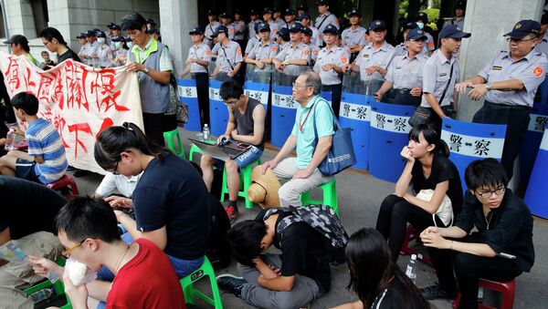 Протестующие студенты у здания Министерства образования Тайваня. 31 июля 2015