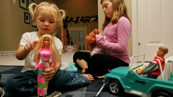 Дети играют с куклами Барби. Архивное фото