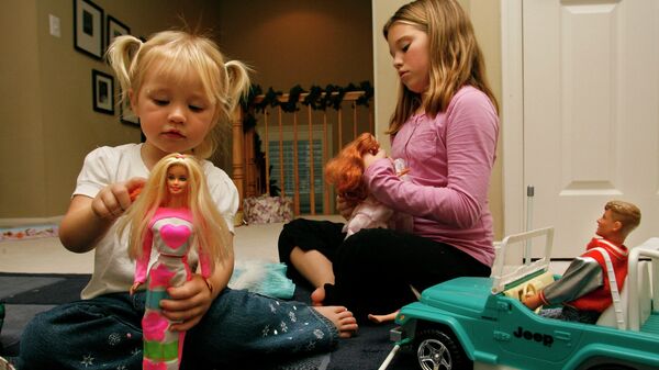 Дети играют с куклами Барби