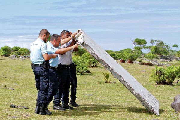 Полицейские изучают обломки самолета, найденные в Сен-Андре, Реюньон