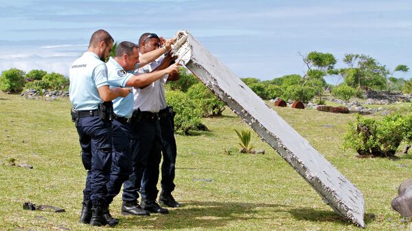 Полицейские изучают обломки самолета. Архивное фото
